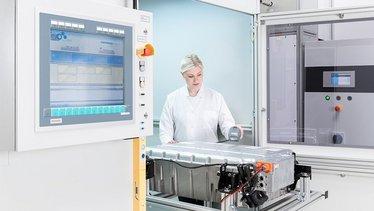 The End-of-Line system of the Evaluator series is tailored to the needs of complex production processes for battery pack development in electric vehicle development. 