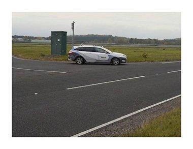 Figure 6 – DigiCAV test of a CAV control systems in a cooperative traffic merge scenario. As seen in DigiCAV’s 3D visualisation tool (top) and on the proving ground (bottom). Figure 6 – DigiCAV test of a CAV control systems in a cooperative traffic merge scenario. As seen in DigiCAV’s 3D visualisation tool (top) and on the proving ground (bottom).