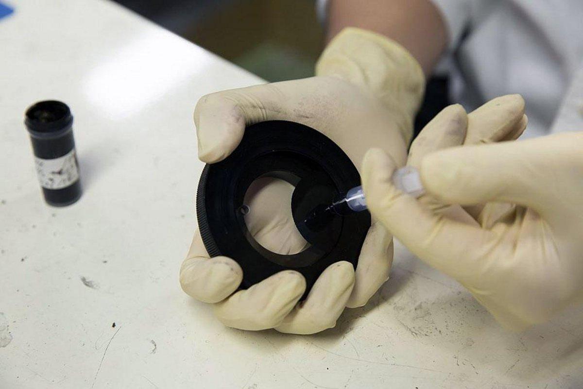 The high concentration cell attachment of the HORIBA LA-960 series. This photo shows adding the catalyst ink into the cell.