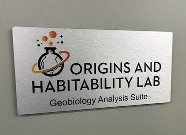 A plaque on the door to one of Perl's chemistry labs. Photo by Howard Frank. Courtesy of JPL