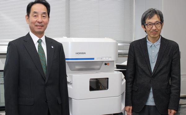 左から堀場テクノサービス社長の千原 啓生、化学分析チーム リーダーの北海道大学 圦本 尚義教授