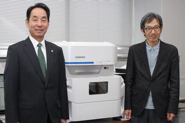 左から堀場テクノサービス社長の千原 啓生、化学分析チーム リーダーの北海道大学 圦本 尚義教授 左から堀場テクノサービス社長の千原 啓生、化学分析チーム リーダーの北海道大学 圦本 尚義教授