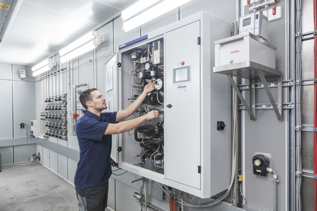 Measuring fuel consumption of combustion engines on a chassis, engine and powertrain test stands Measuring fuel consumption of combustion engines on a chassis, engine and powertrain test stands