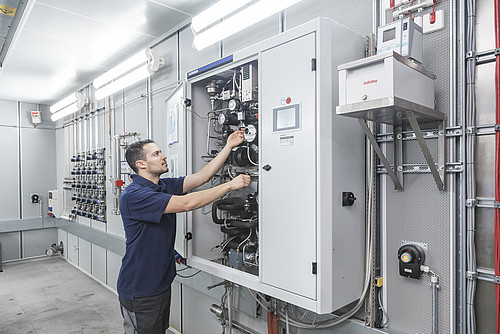 Measuring fuel consumption - fuel flow measurement Measuring fuel consumption of combustion engines on a chassis, engine and powertrain test stands