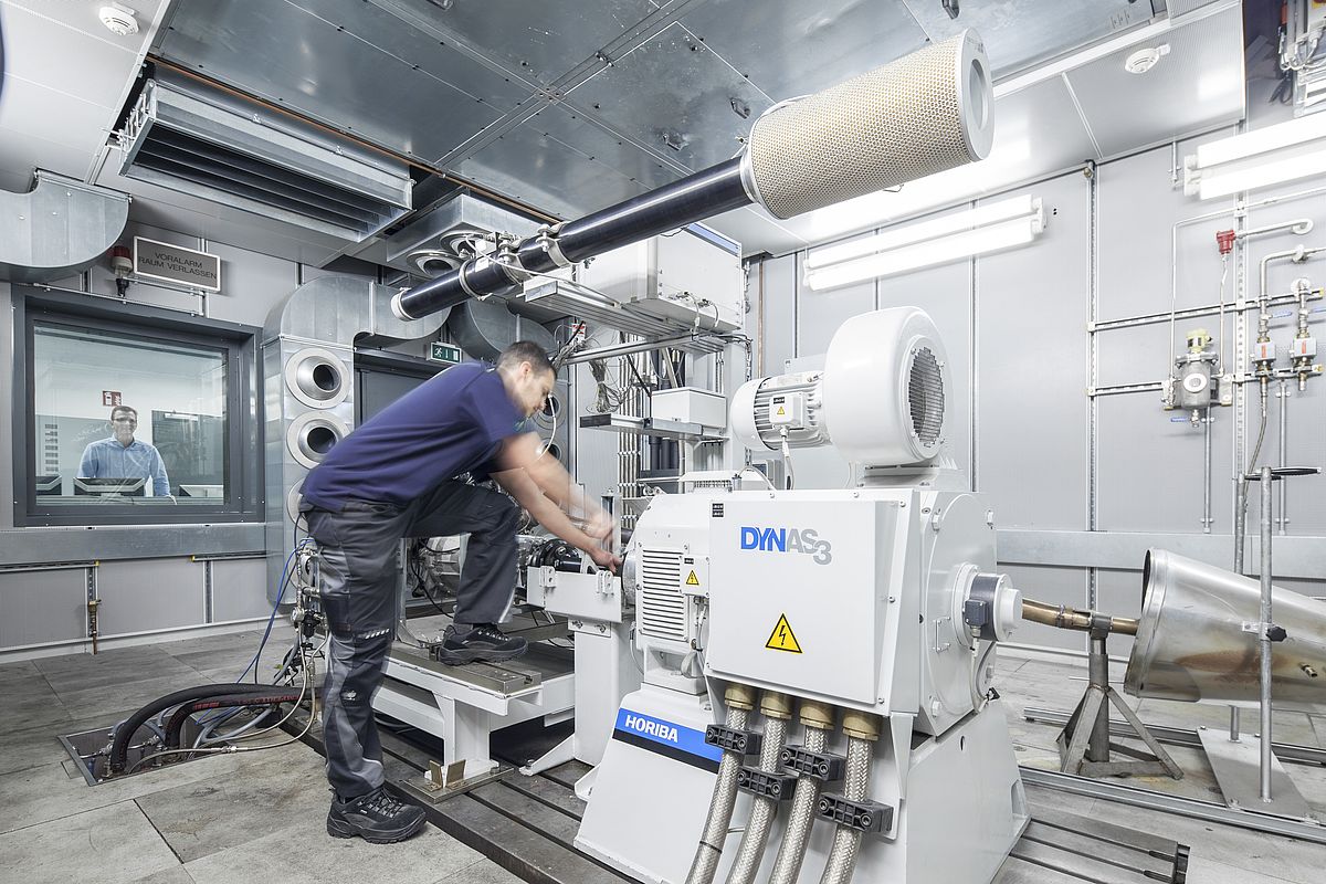 Development of combustion engines on engine test stands Development of combustion engines on engine test stands