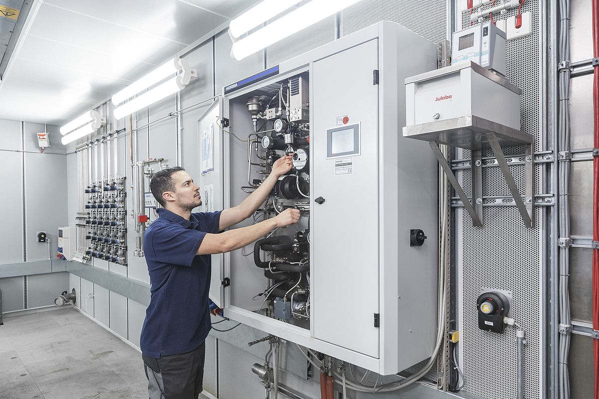 Measuring fuel consumption of combustion engines on a chassis, engine and powertrain test stands Measuring fuel consumption of combustion engines on a chassis, engine and powertrain test stands