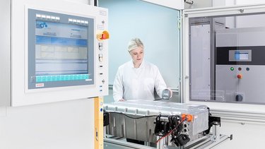 The End-of-Line system of the Evaluator series is tailored to the needs of complex production processes for battery pack development in electric vehicle development. 