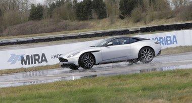 ウエットハンドリングサーキットを自ら運転するウィリアム王子 ウエットハンドリングサーキットを自ら運転するウィリアム王子