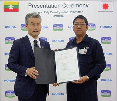 写真左から、堀場アドバンスドテクノ 執行役員 金谷幸一郎、YCDC 水・衛生局次長 テンミン氏 写真左から、堀場アドバンスドテクノ 執行役員 金谷幸一郎、YCDC 水・衛生局次長 テンミン氏