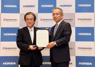 左から、島津製作所 代表取締役社長 上田 輝久、堀場製作所 代表取締役社長 足立 正之