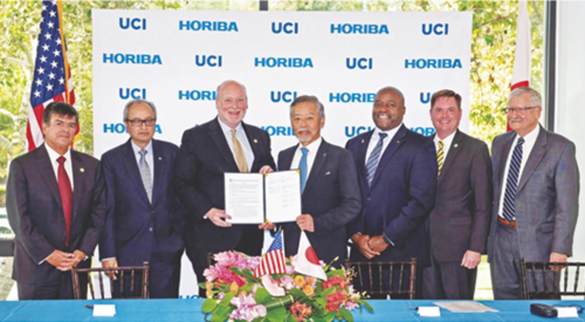 支援契約調印式の様子