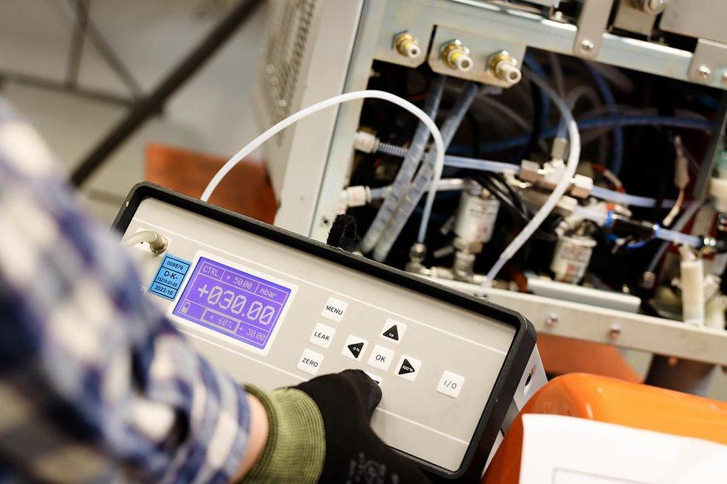 We calibrate your exhaust gas measuring devices in our calibration laboratory in Oberursel or on your premises with our mobile laboratory.