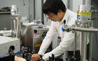 深紫外で迫る、超ワイドバンドギャップ半導体材料の可能性 | HONMAMON共創研究で広がる