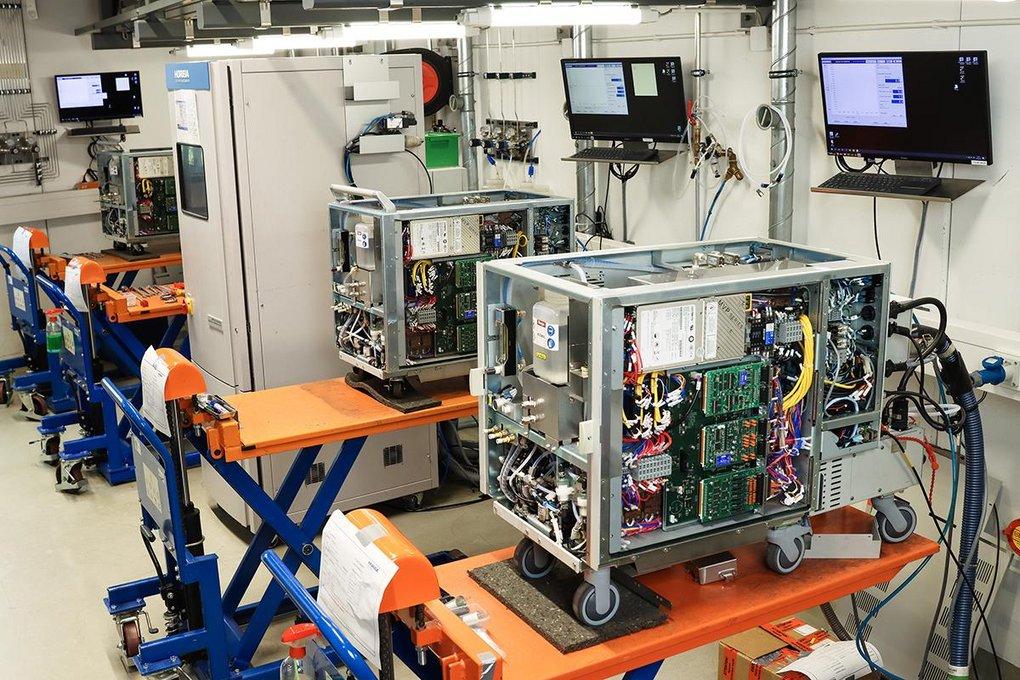 Interior view of the Calibration Laboratory for Exhaust Gas Measurement in Oberursel.
