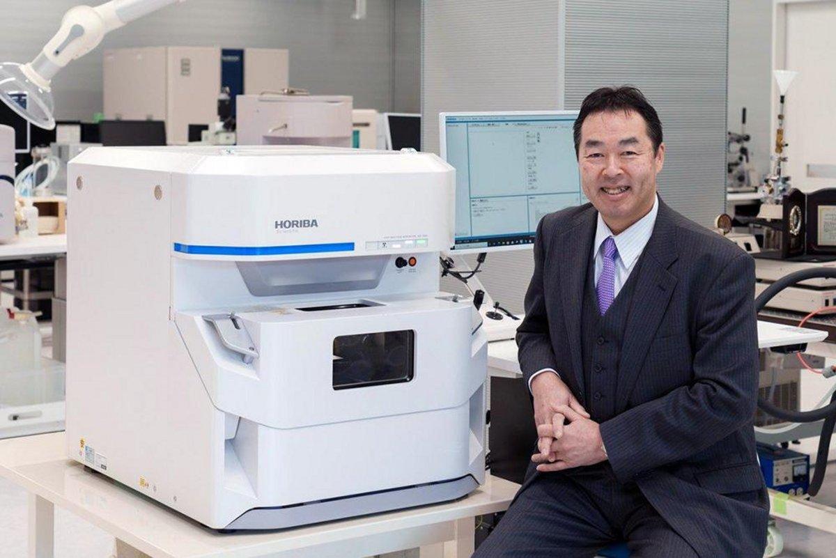 Professor Mikito Ueda, the Faculty of Engineering, Hokkaido University with a HORIBA XGT-9000.