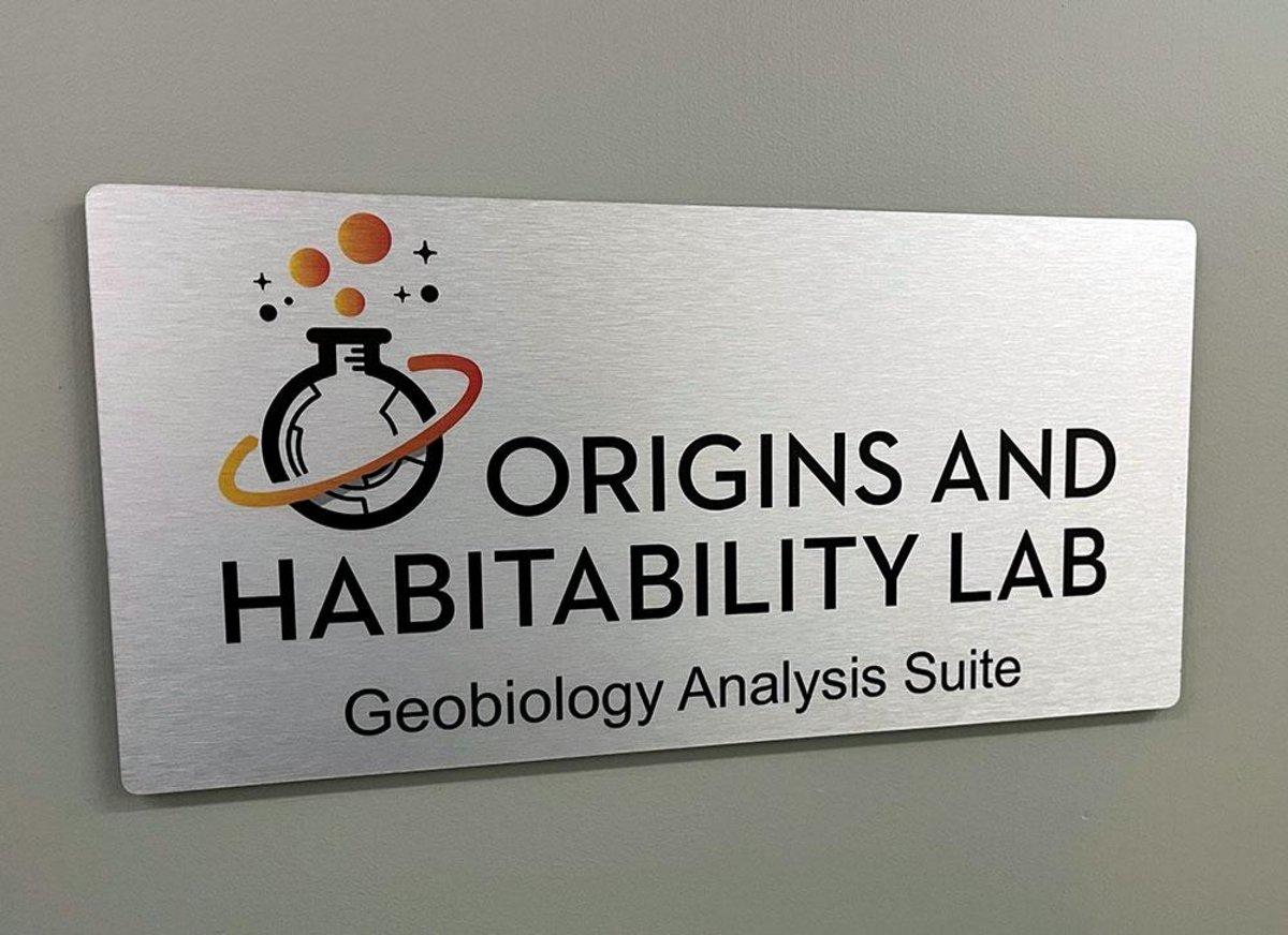 A plaque on the door to one of Perl's chemistry labs. Photo by Howard Frank. Courtesy of JPL