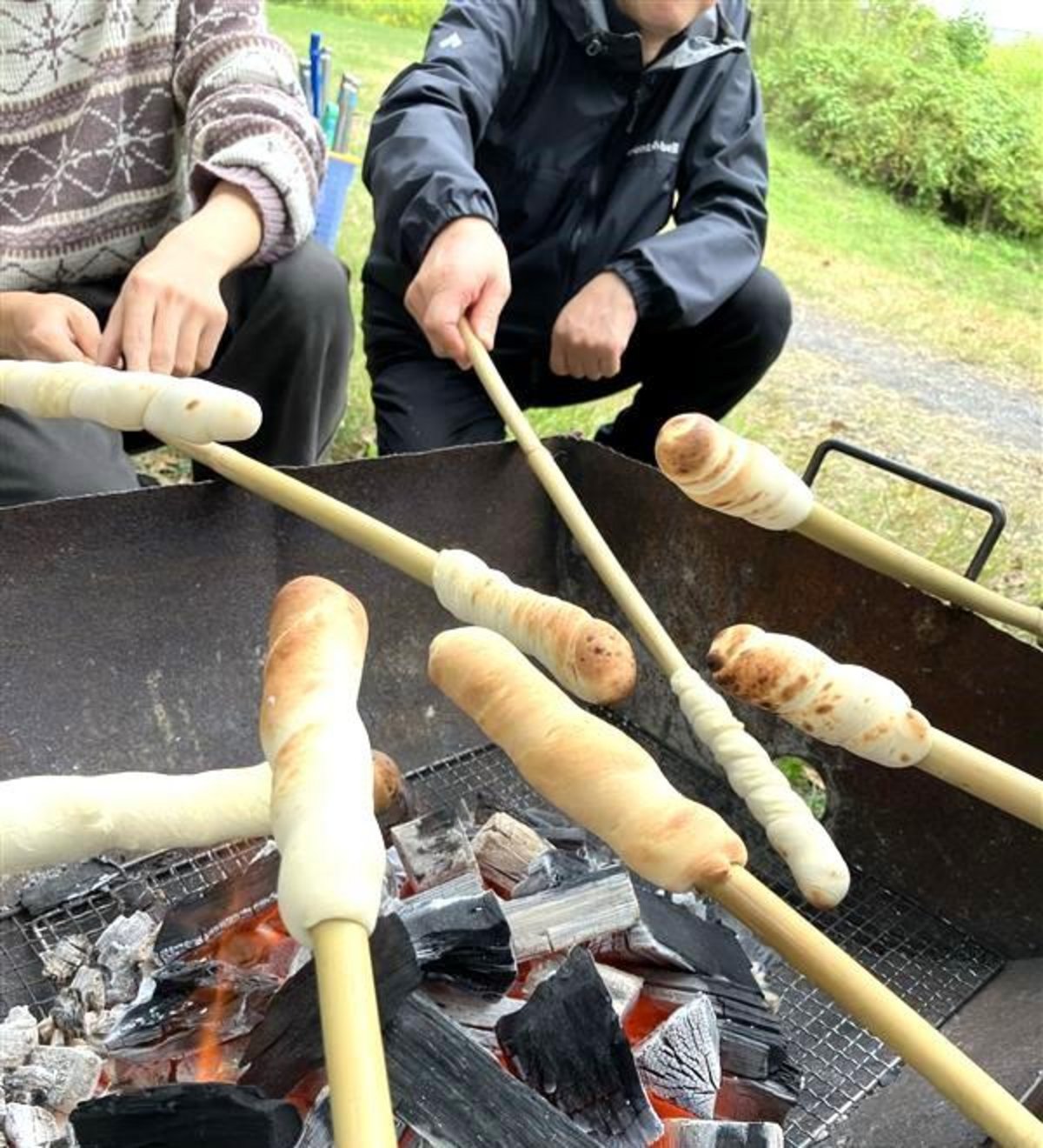 ゴミ拾いのあとは皆でパンを焼きました