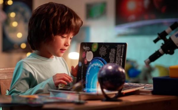 子どもが宇宙に思いをはせるシーン