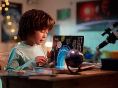 子どもが宇宙に思いをはせるシーン 子どもが宇宙に思いをはせるシーン