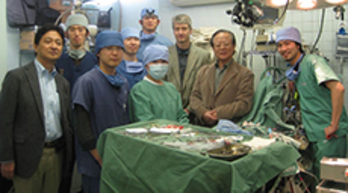 「茶屋ヶ坂動物病院の皆様とDr.Brockman D先生(イギリス・ロンドン大学ロイヤル獣医学部・外科教授)~開心手術を見学に来られた時の1枚~」 「茶屋ヶ坂動物病院の皆様とDr.Brockman D先生(イギリス・ロンドン大学ロイヤル獣医学部・外科教授)~開心手術を見学に来られた時の1枚~」