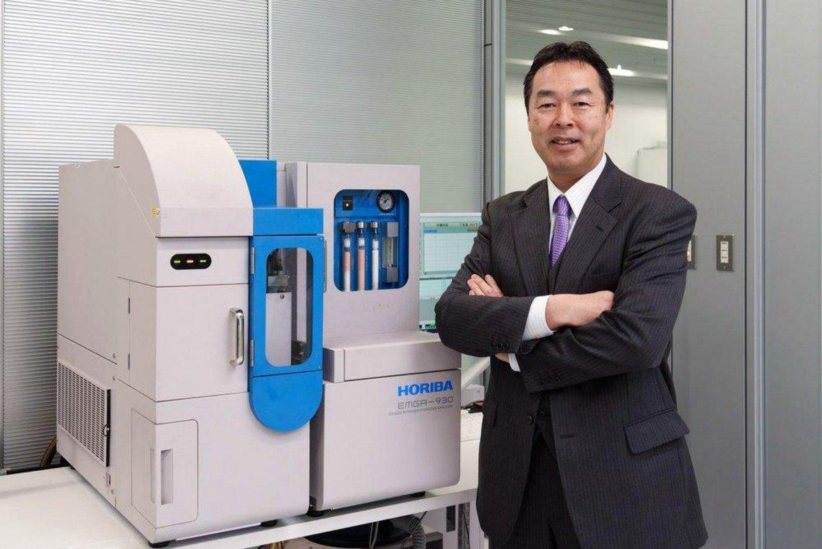 Professor Mikito Ueda, with a HORIBA EMGA-820.
