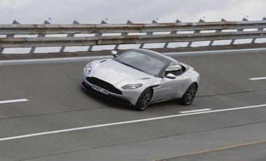 高速走行テストを体験するウィリアム王子 高速走行テストを体験するウィリアム王子