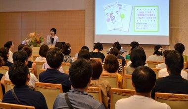 当社社員が副業として発達支援の講演を行う様子 当社社員が副業として発達支援の講演を行う様子