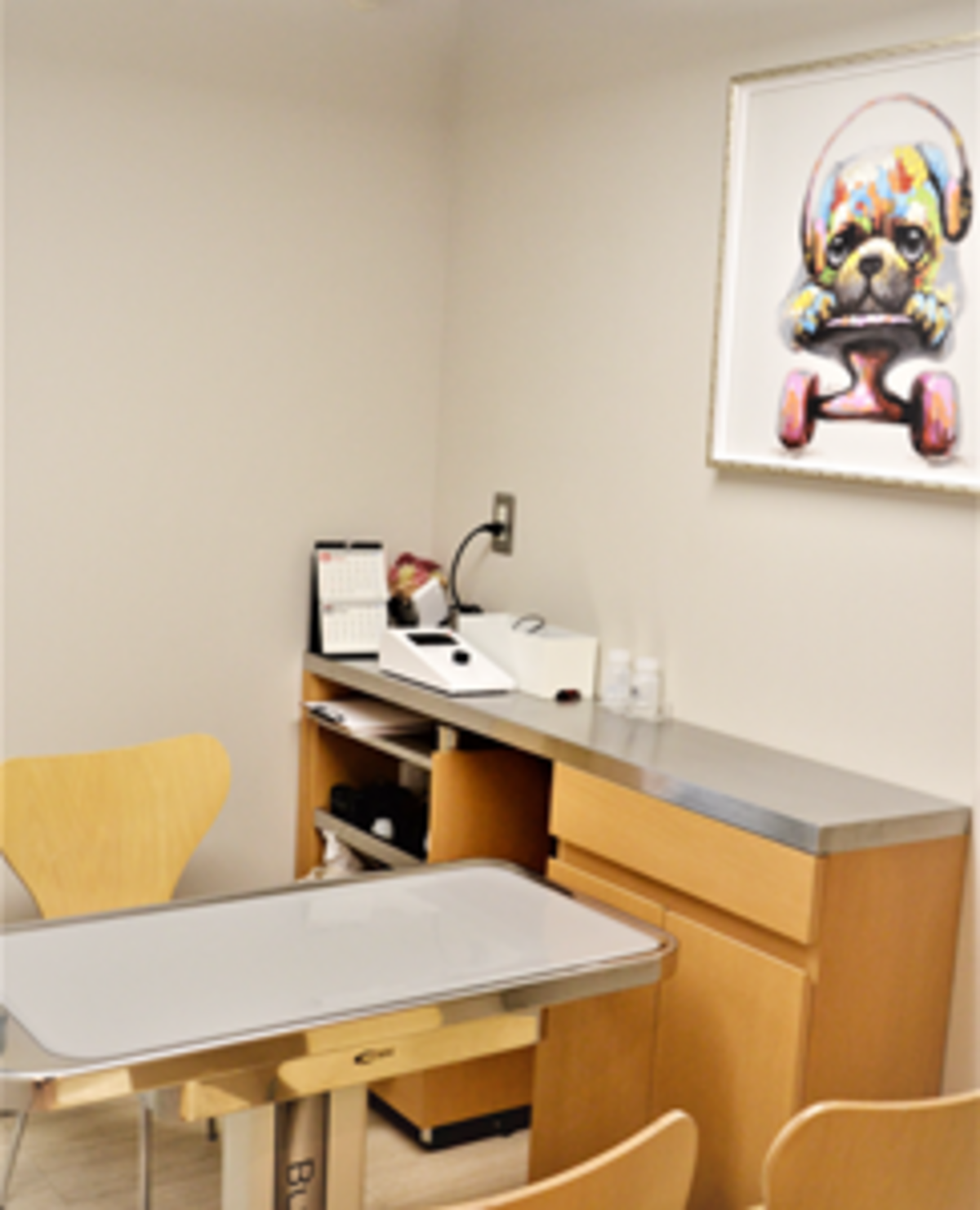 壁にかかった犬の絵が印象的な診察室