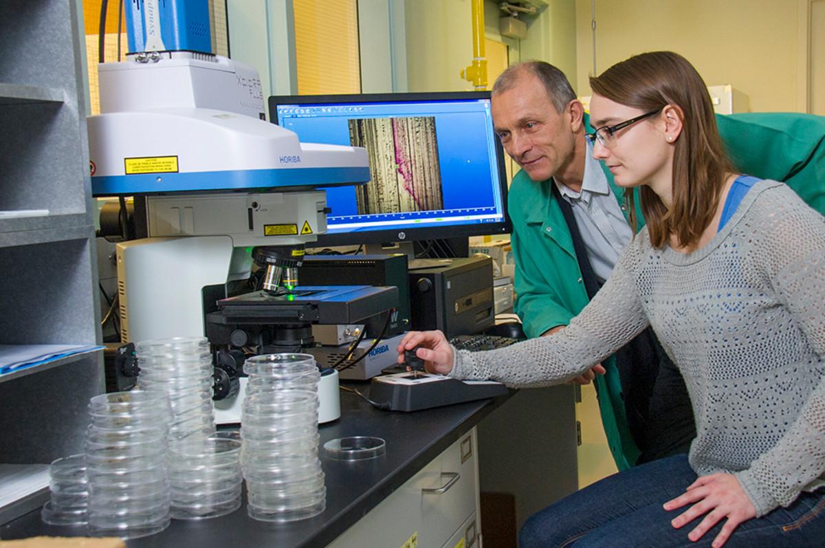 伊戈尔.莱德涅夫博士和同事