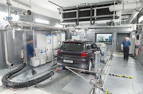 Measuring vehicle emissions on a chassis dynamometer