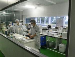 工場内部風景写真 （血液検査装置用試薬の出荷検査風景）